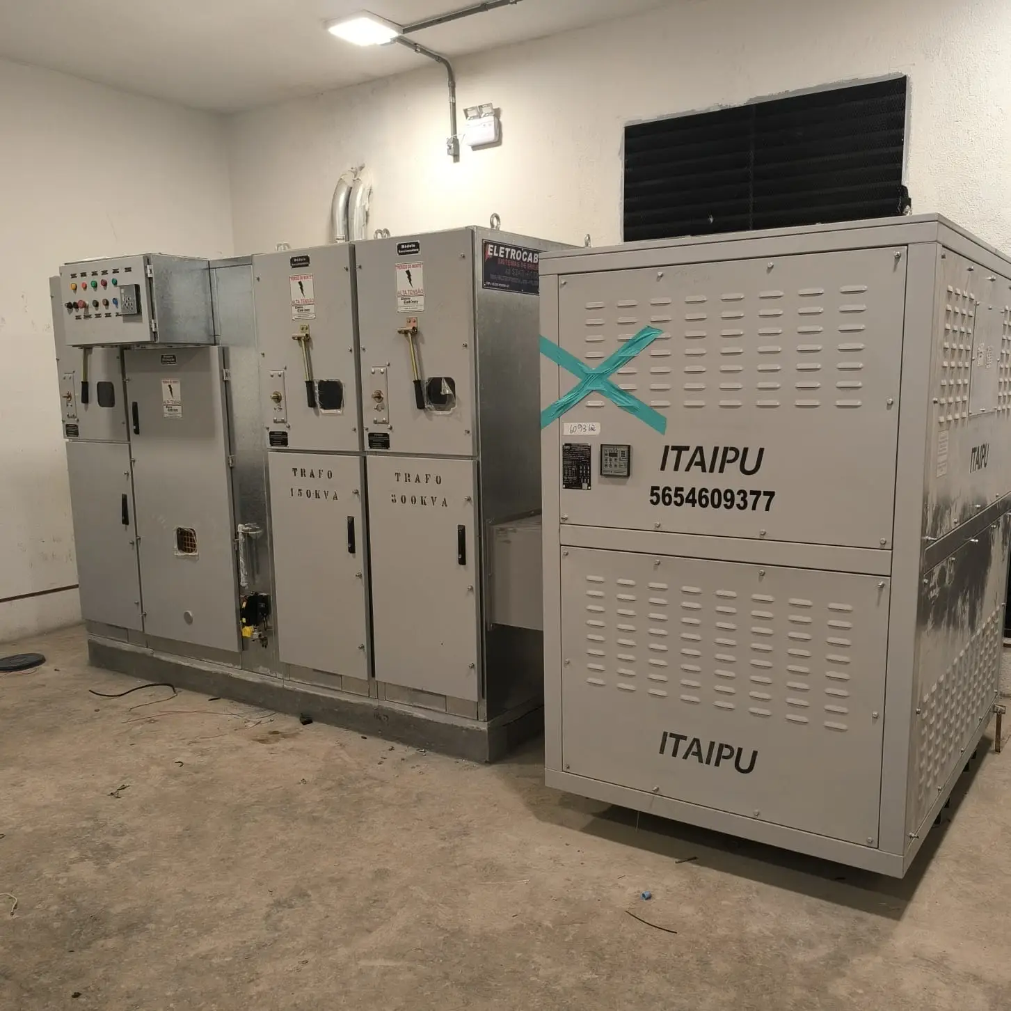 Cabine elétrica metálica instalada em área interna
